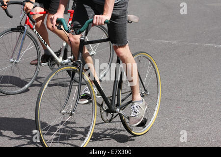 Deux cyclistes voyageant le long d'une route au soleil. Banque D'Images