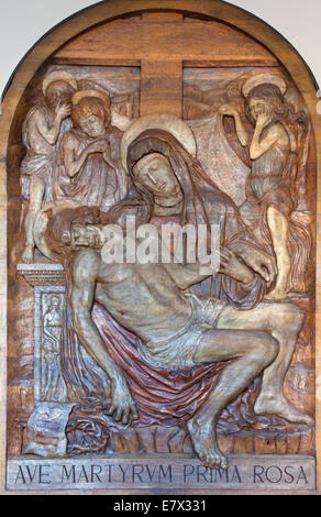 Padoue, Italie - 10 septembre 2014 : le soulagement de la Pieta par Amleto Sartori (1940) à l'église Chiesa di Santa Maria del Torresino. Banque D'Images