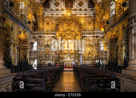 Brésil, Salvador, statues de saints et des décorations d'or dans l'Église Saint Francisco Banque D'Images