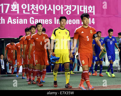 Incheon, Corée du Sud. 25 Septembre, 2014. Les joueurs de la Chine d'entrer le site de la correspondance de men's Football du cycle de 16 contre la Thaïlande à la 17e Jeux asiatiques à Incheon, Corée du Sud, 25 septembre 2014. © Lo Fai Ping/Xinhua/Alamy Live News Banque D'Images