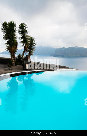 Seascape avec la piscine à débordement, d''Oia, Santorin (thira), Grèce Banque D'Images