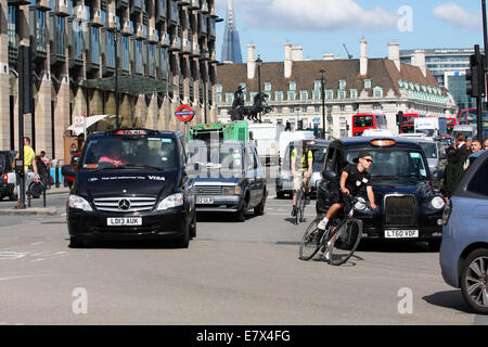 Les véhicules circulant autour d'un coude en place du Parlement, Londres Banque D'Images