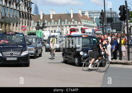 Les véhicules circulant autour d'un coude en place du Parlement, Londres Banque D'Images