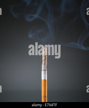 Cigarette sur fond noir Banque D'Images