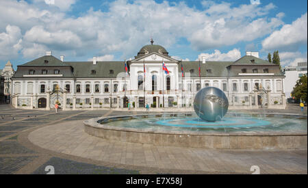 BRATISLAVA, Slovaquie - 21 septembre 2014 : Les présidents (ou Grasalkovic) palace et la fontaine "La jeunesse" par le sculpteur Tibor Bártfay Banque D'Images