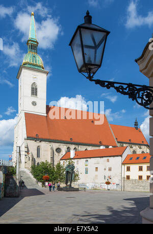 BRATISLAVA, Slovaquie - 21 septembre 2014 : à partir de la cathédrale Saint-Martin et du mémorial de l'holocauste. Banque D'Images