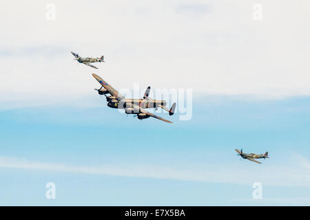 La Battle of Britain Memorial Flight , Lancaster, Spitfire et Hurricane volant en formation à l'air Festival Bournemouth Banque D'Images