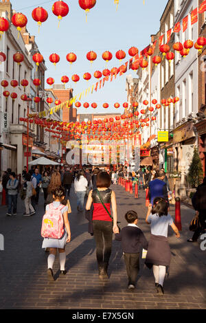 Une famille chinoise marche dans Gerrard Street, Chinatown, Soho Londres UK Banque D'Images