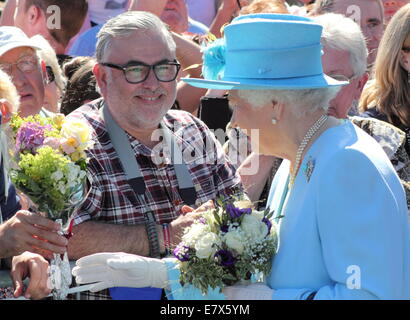 La reine Elizabeth II visite Matlock Derbyshire, Angleterre, Royaume-Uni - 2014 Banque D'Images