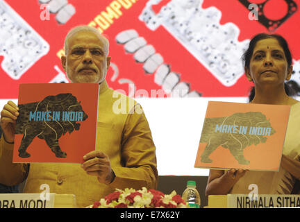 New Delhi, Inde. 25 Septembre, 2014. Le Premier Ministre indien Narendra Modi (L) dévoile le logo de 'Make en Inde" avant son départ prévu pour les États-Unis à New Delhi, Inde, 25 septembre 2014. Le Premier Ministre indien Narendra Modi lance 'make en Inde' campagne jeudi dans la capitale, invitant les entreprises d'envergure mondiale pour mettre en place des bases de fabrication ici. Credit : Partha Sarkar/Xinhua/Alamy Live News Banque D'Images