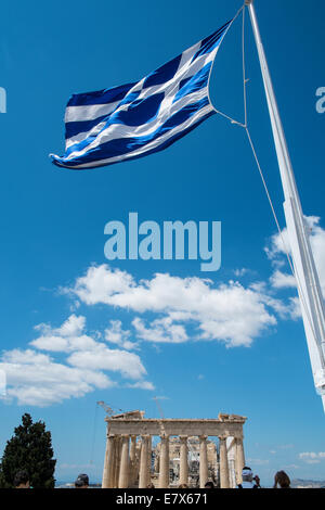 Drapeau grec Grèce brise soufflant nuages ciel bleu Banque D'Images