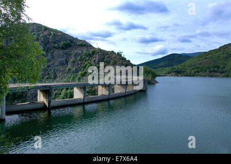 Barrage et lac de Villefort, Lozère. Languedoc-Roussillon, France, Europe Banque D'Images