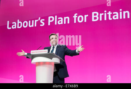 Parti du travail - deux jours de conférence lundi. Ed Balls MP , Ombre chinoise , chancelier sur scène. Banque D'Images