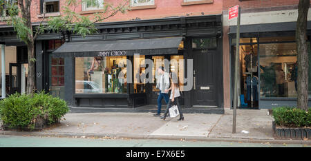 Un Jimmy Choo sur le quartier branché de Bleecker Street dans Greenwich Village à New York Banque D'Images