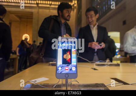 Un nouvel iPhone dans l'Apple store de Grand Central Terminal de New York Banque D'Images