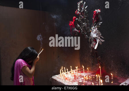 Dhaka, Bangladesh. 25 Septembre, 2014. Une femme hindoue offre des prières holding d'encens au old Dhaka. © Zakir Hossain Chowdhury/ZUMA/Alamy Fil Live News Banque D'Images