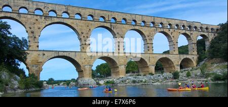 Canoë sur la rivière Gardon près du Pont du Gard, Gard, Languedoc-Roussillon, France, Europe Banque D'Images