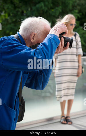 Bill Cunningham prendre des photos lors de la Fashion Week 2014 NYFW Banque D'Images