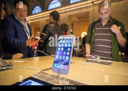 Un iPhone 6 Plus sur l'affichage dans l'Apple store de Grand Central Terminal de New York Banque D'Images