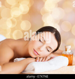 Happy woman in spa salon Banque D'Images