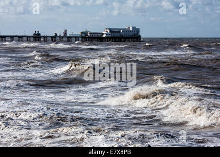 Mer grosse lash la promenade et la jetée nord de Blackpool, Lancashire Banque D'Images