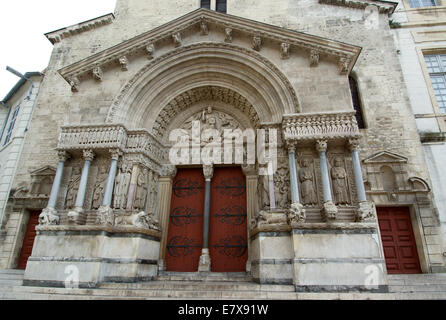 Arles. Façade ouest de la cathédrale Saint Trophime , France. Bouches-du-Rhone Banque D'Images