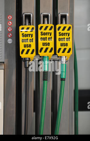 Les pompes à carburant à une station-essence qui n'a plus d'essence et le diesel au cours d'une pénurie de carburant. Banque D'Images