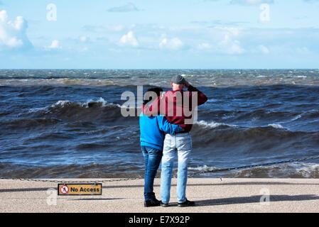 Jeune couple dans les bras et regardant la mer Banque D'Images