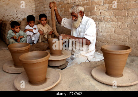 (140925) -- PESHAWAR, 25 septembre 2014 (Xinhua) -- un homme fait pakistanais lors d'un atelier de poterie dans le nord-ouest du Pakistan, Peshawar le 25 septembre 2014. (Xinhua/Ahmad Sidique) Banque D'Images