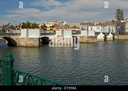 Pont médiéval Ponte Romana (pont romain) sur la rivière Rio Gilau à Tavira Banque D'Images