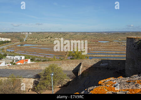 Vue du château médiéval Maure Castelo de Castro Marim, sur la réserve naturelle Reserva Natural do Sapal avec Salinas. Banque D'Images