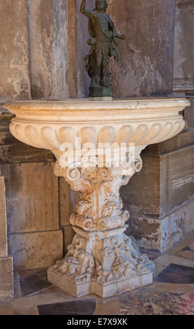 Venise, Italie - 13 mars 2014 : Le bénitier à l'église baroque de Santa Maria della Salute. Banque D'Images