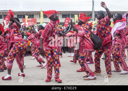 Les habitants de porter de nouveaux vêtements et danser dans un groupe à fetu afayhe festival sur Cape Coast Banque D'Images