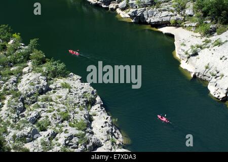 Descendre l'Ardèche en canoë sur la rivière, l'Ardèche, Rhône-Alpes, France, Europe Banque D'Images