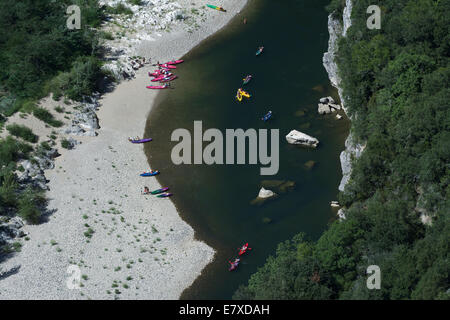 Descendre l'Ardèche en canoë sur la rivière, l'Ardèche, Rhône-Alpes, France, Europe Banque D'Images