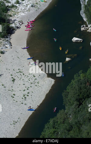 Descendre l'Ardèche en canoë sur la rivière, l'Ardèche, Rhône-Alpes, France, Europe Banque D'Images