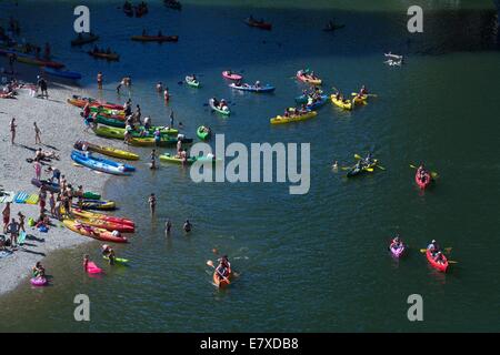 Plage sur la rivière Ardèche près de Vallon Pont d'Arc, Ardèche, Rhône-Alpes, France, Europe Banque D'Images