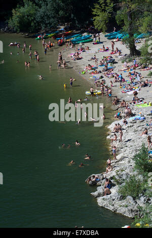 Plage sur la rivière Ardèche près de Vallon Pont d'Arc, Ardèche, Rhône-Alpes, France, Europe Banque D'Images