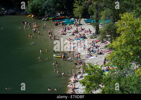 Plage sur la rivière Ardèche près de Vallon Pont d'Arc, Ardèche, Rhône-Alpes, France, Europe Banque D'Images