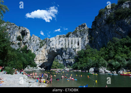 Plage sur la rivière Ardèche près de Vallon Pont d'Arc, Ardèche, Rhône-Alpes, France, Europe Banque D'Images