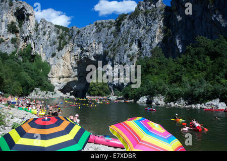 Plage sur la rivière Ardèche près de Vallon Pont d'Arc, Ardèche, Rhône-Alpes, France, Europe Banque D'Images