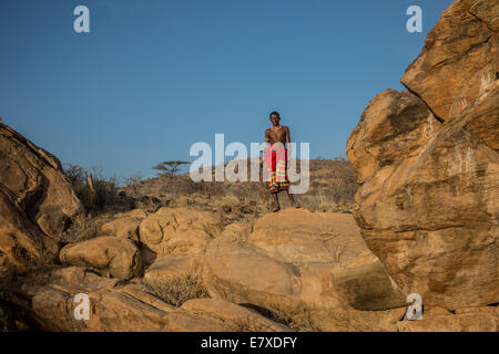 Lelruuk Jarso, un guerrier Samburu apporte ses troupeaux à des lits de rivière à sec, dans le nord du Kenya, où il a creusé des puits. (Photo par Ami Vi Banque D'Images