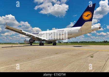 Liezen Boryspil/KBP) de l'aéroport, l'Ukraine - le 5 juillet 2014. Lufthansa Airbus A319 au sol à la porte après l'atterrissage Banque D'Images