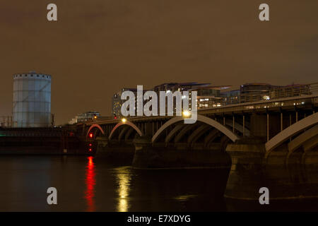 Grosvenor Bridge à Londres, Angleterre, avec du gazomètre désaffecté en arrière-plan. Banque D'Images