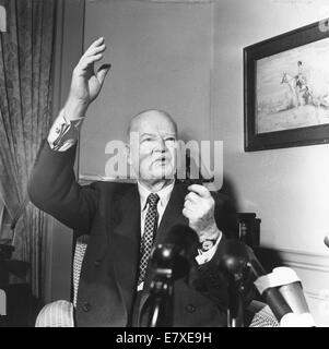 20 octobre 1964 - États-Unis - HERBERT CLARK HOOVER (10 août 1874 - 20 octobre 1964) a été le 31e président des États-Unis (1929-1933). Hoover, né d'une famille Quaker, était un ingénieur des mines. Il a atteint une notoriété internationale et américaine dans les efforts de secours humanitaires en temps de guerre La Belgique et a servi comme chef de la Food Administration durant la Première Guerre mondiale comme le secrétaire au Commerce des États-Unis dans les années 1920 sous les présidents W. Smith et C. Coolidge, il fait la promotion de partenariats entre le gouvernement et l'entreprise sous la rubrique 'la modernisation économique". Lorsque le Mur de Str Banque D'Images