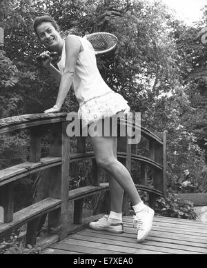 London, UK, UK. 18 Juin, 1971. Tinling's National Tennis Porter pour 1971 prévisualiser à Derry de Kensington High Street et du célèbre jardin de toit Tom à la veille du Championnat de Tennis de Wimbledon 1971. Tinling's nouvelle collection marque le lancement de la 'nouvelle' Nandel DuPont de tissu fait de fils de Rotofil 'Orlen' fibre acrylique. Photo - VIRGINIA WADE portant une robe Slim-line dans 'Nandel' avec des lilas flouncing brodé sur l'ourlet de la jupe et couplé avec 'Koolpants' garnie de lilas. © Keystone Photos/ZUMAPRESS.com/Alamy Live News Banque D'Images