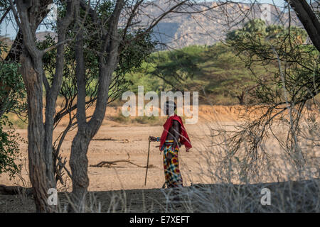 Les guerriers Samburu creuser des puits dans les lits de rivière à sec pour leurs troupeaux dans la LEP Conservancy, dans le nord du Kenya pour les tenir bien arrosé du Banque D'Images