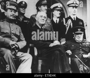 Nov 29, 1943 - Téhéran, Iran - rencontre historique entre le Secrétaire Général du Parti communiste Joseph Staline, le président des États-Unis, Franklin D. Roosevelt et le Premier ministre britannique, Sir Winston Churchill au cours de la Conférence de Téhéran. La Conférence de Téhéran (nom de Eureka) était une stratégie rencontre entre Joseph Staline, Franklin D. Roosevelt et Winston Churchill, du 28 novembre au 1 décembre 1943. Il a eu lieu à l'ambassade soviétique à Téhéran, Iran et a été la première de la Seconde Guerre mondiale, les conférences tenues entre l'ensemble des 'Big Three' les dirigeants des pays alliés (l'Union soviétique, les États-Unis, et Banque D'Images