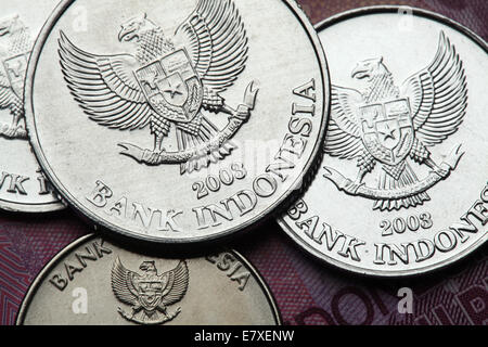 Coins de l'Indonésie. L'emblème national de l'Indonésie a appelé le Garuda Pancasila représenté dans la roupie indonésienne de monnaie. Banque D'Images