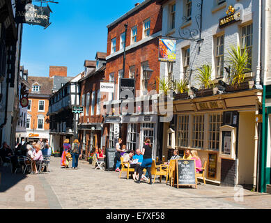 Les gens assis à l'extérieur des pubs et cafés dans Butcher Row, Shrewsbury, Shropshire, Angleterre. Banque D'Images